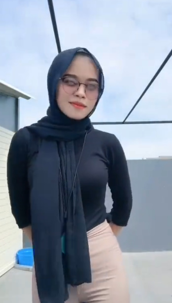 looking makes it hot_82