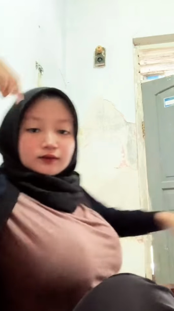 looking makes it hot_82