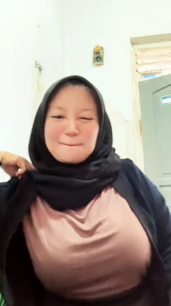 looking makes it hot_82