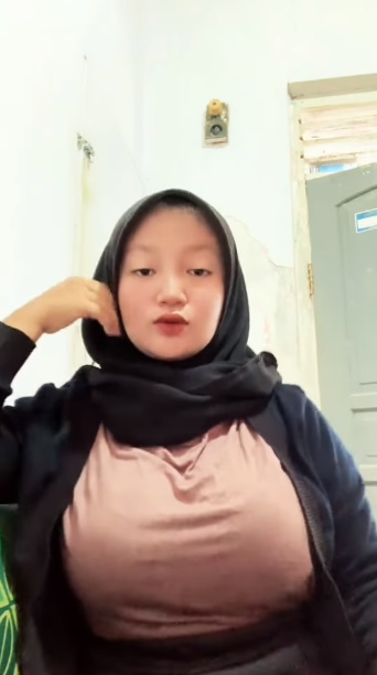 looking makes it hot_82