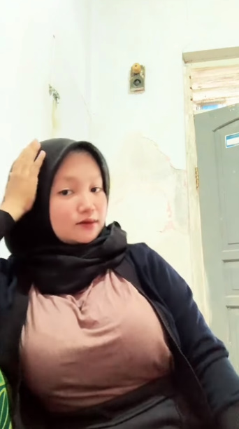 looking makes it hot_82