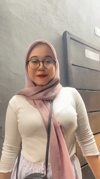 looking makes it hot_82