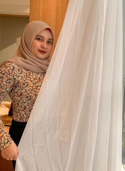 looking makes it hot_83