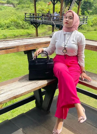 looking makes it hot_83