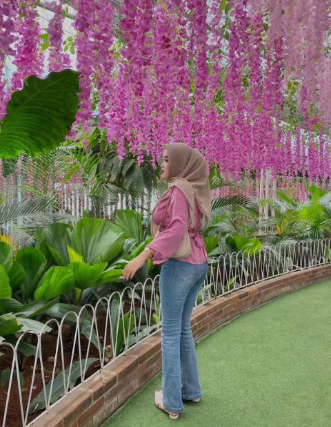 looking makes it hot_83