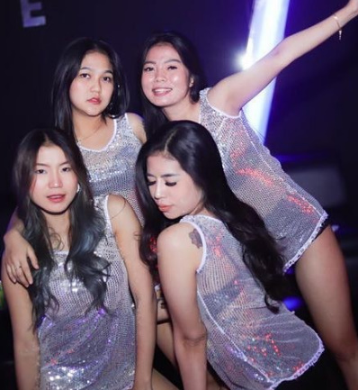 looking makes it hot_86