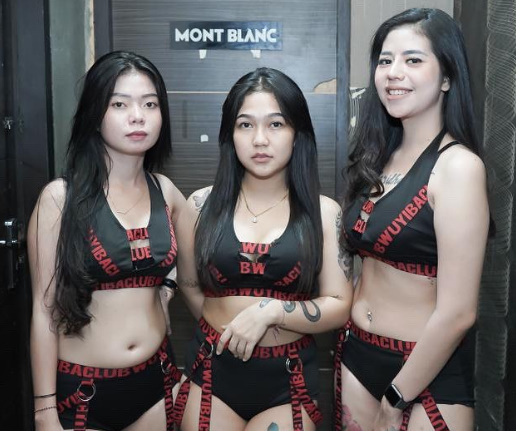 looking makes it hot_86