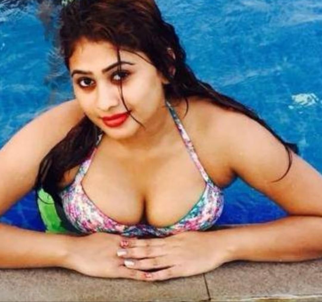 Most Famous Lankan Actress Model Enjoying with Boyfriend