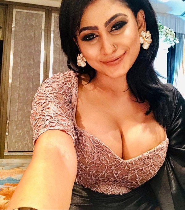 Most Famous Lankan Actress Model Enjoying with Boyfriend