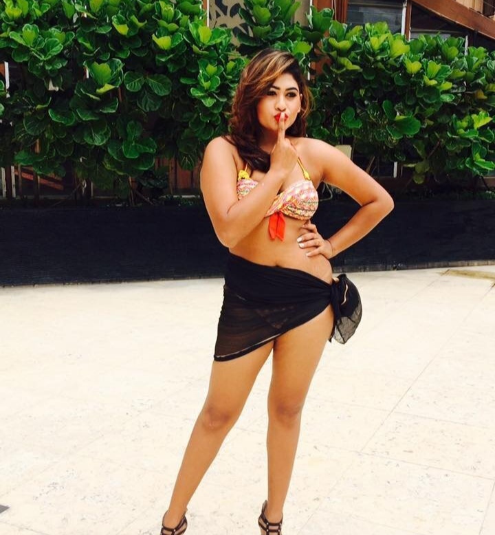 Most Famous Lankan Actress Model Enjoying with Boyfriend