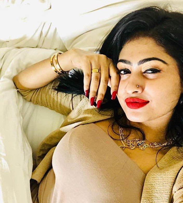 Most Famous Lankan Actress Model Enjoying with Boyfriend