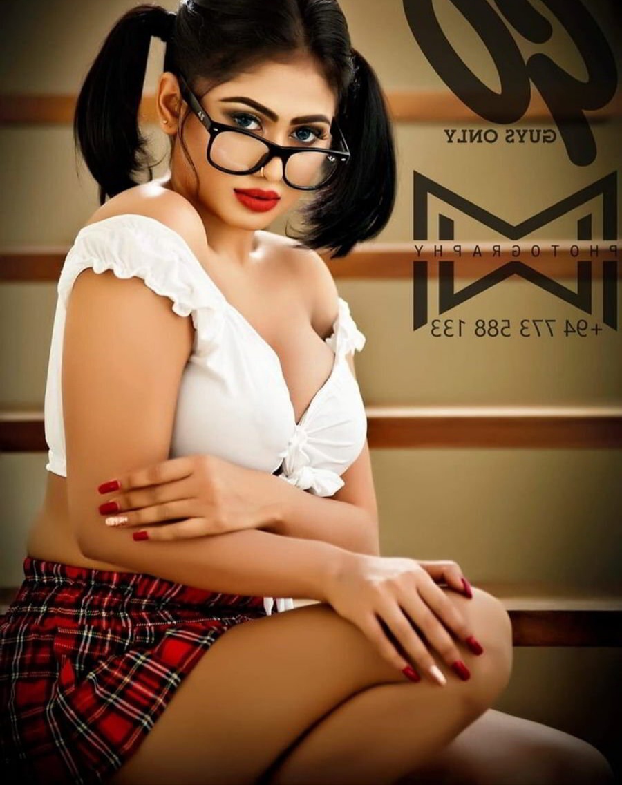 Most Famous Lankan Actress Model Enjoying with Boyfriend