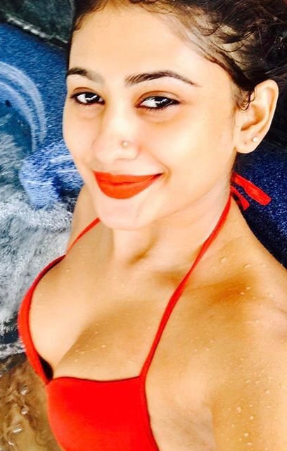 Most Famous Lankan Actress Model Enjoying with Boyfriend