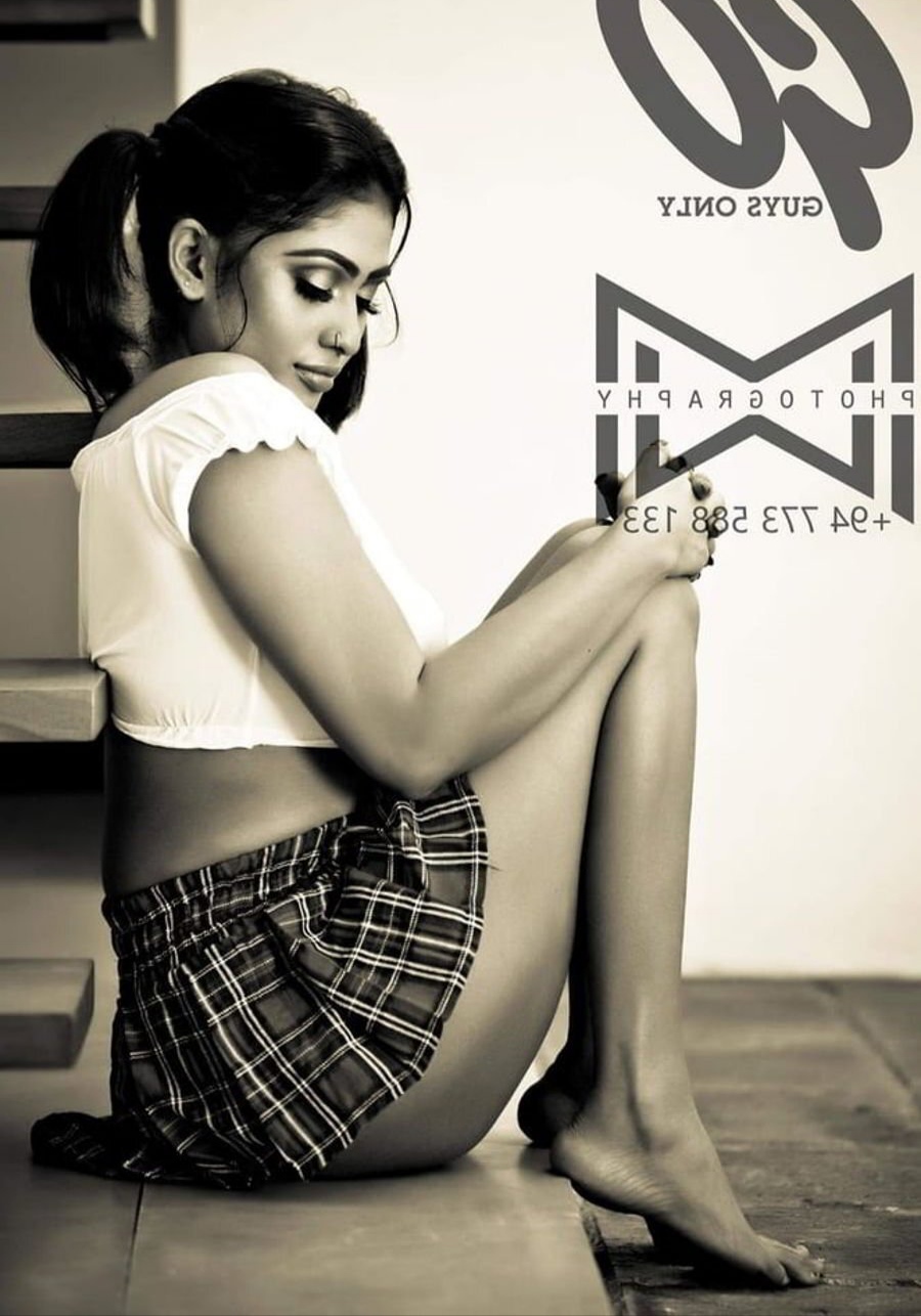 Most Famous Lankan Actress Model Enjoying with Boyfriend