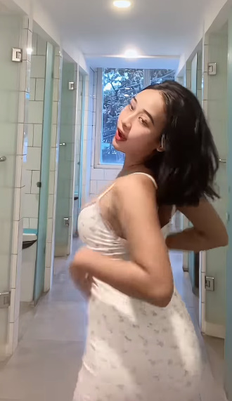 looking makes it hot_98