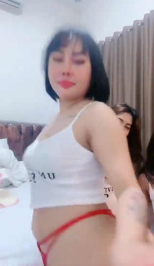 looking makes it hot_103