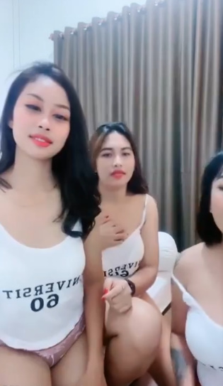 looking makes it hot_103