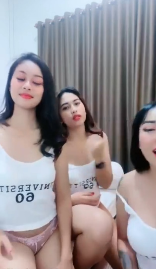 looking makes it hot_103