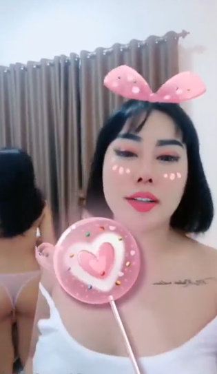 looking makes it hot_103