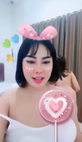 looking makes it hot_103