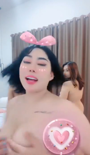 looking makes it hot_103