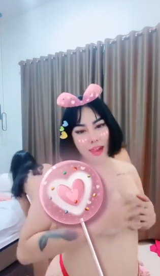 looking makes it hot_103