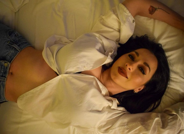 looking makes it hot_116