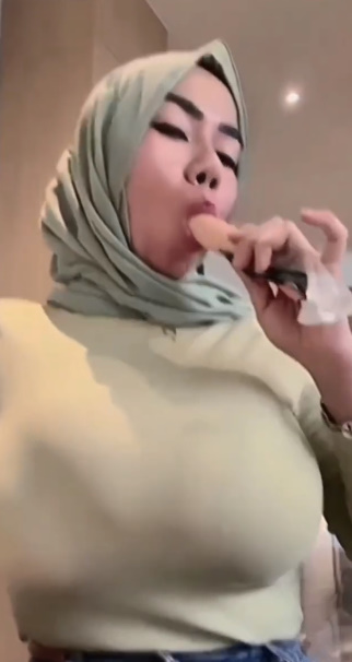 looking makes it hot_117