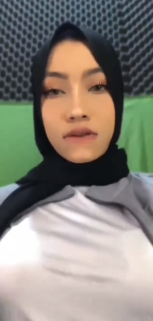 looking makes it hot_117