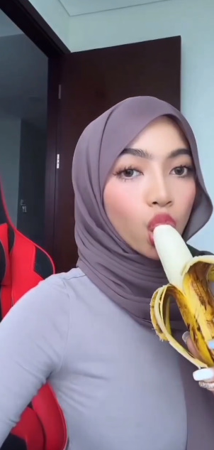 looking makes it hot_117