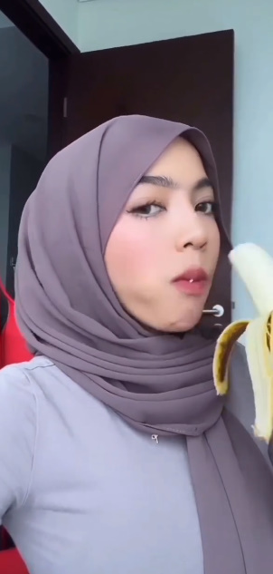 looking makes it hot_117