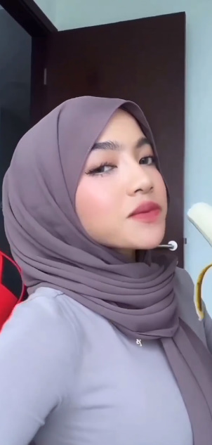 looking makes it hot_117