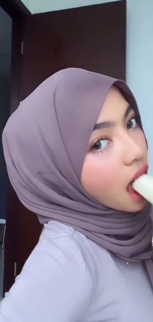 looking makes it hot_117