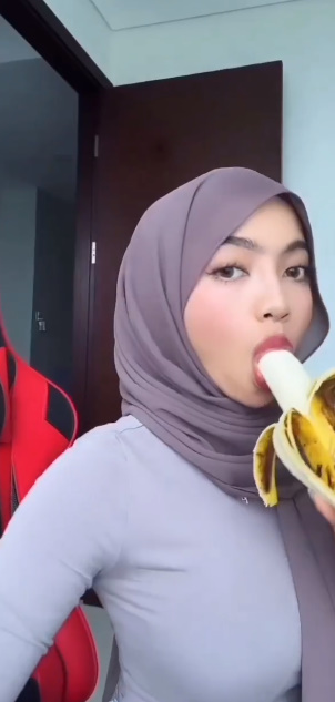 looking makes it hot_117