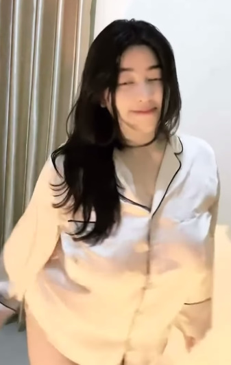 looking makes it hot_117