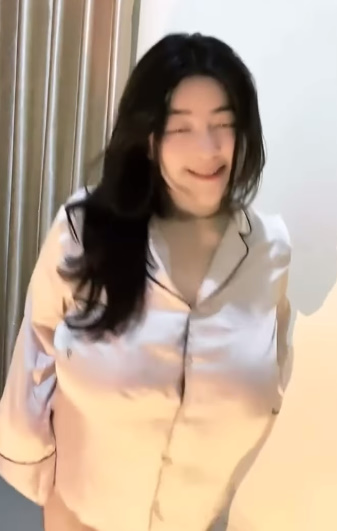 looking makes it hot_117