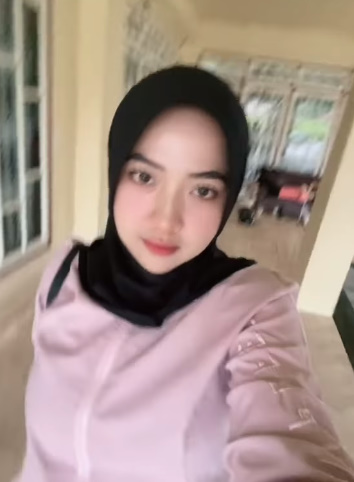 looking makes it hot_117