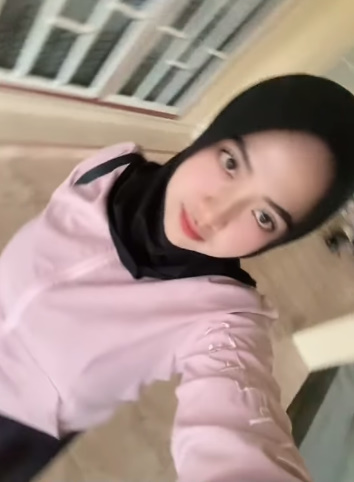 looking makes it hot_117