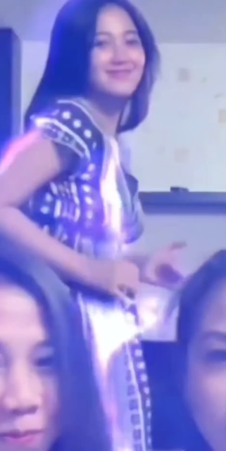 looking makes it hot_118