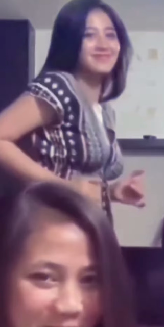 looking makes it hot_118