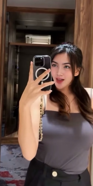 looking makes it hot_118