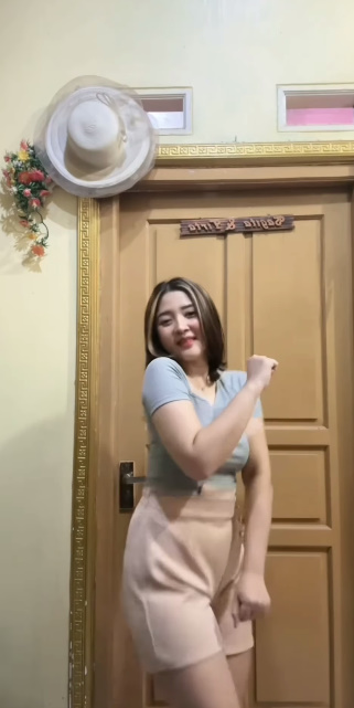 looking makes it hot_118