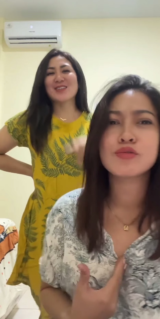 looking makes it hot_118