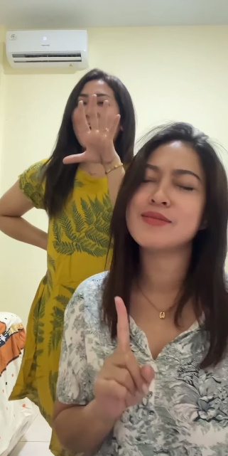 looking makes it hot_118