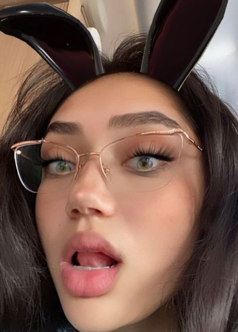 looking makes it hot_119