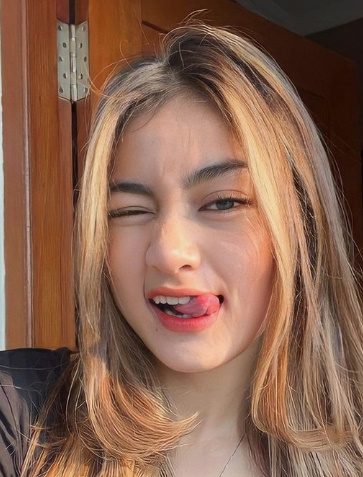 looking makes it hot_119