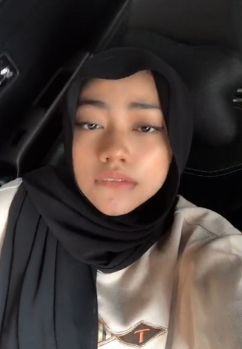 looking makes it hot_119