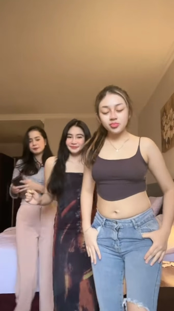 looking makes it hot_121