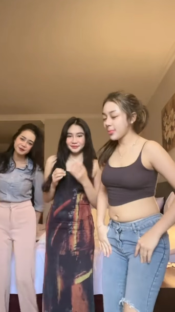 looking makes it hot_121