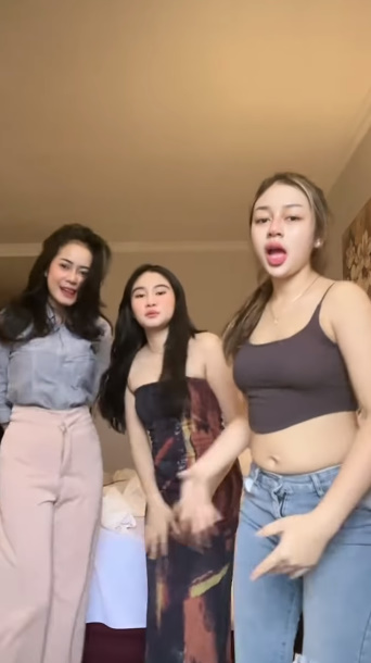 looking makes it hot_121